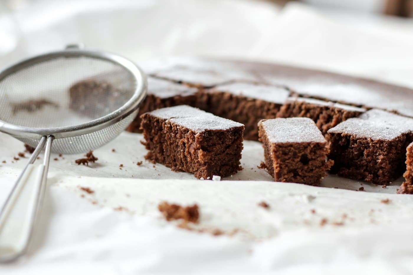 Brownie slices dusted with icing sugar